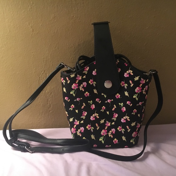 No Boundaries floral printed bucket crossbody bag - Picture 1 of 6